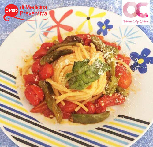 spaghetti-con-pomodorini,-peperoncini-verdi-e-basilico